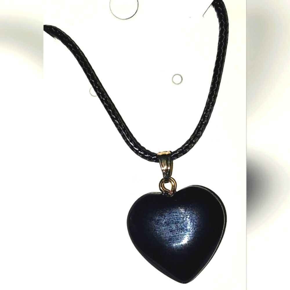 Beautiful glass heart necklace for women and girls - Picture 3 of 4
